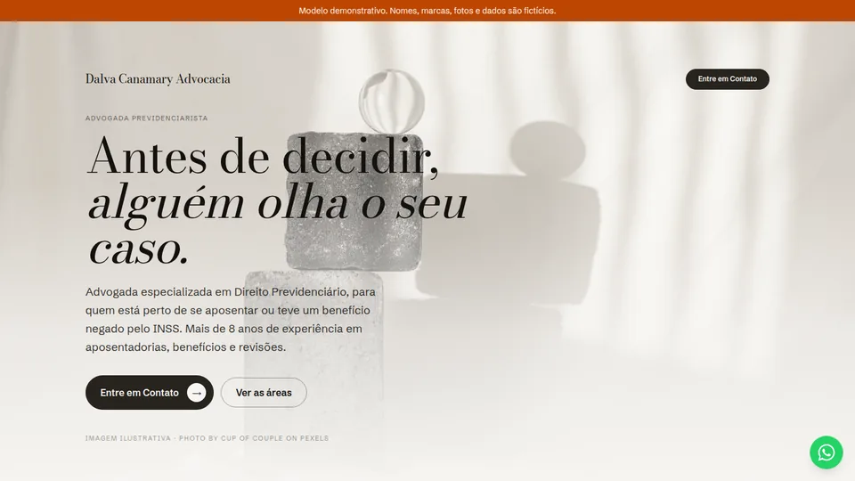 Dobra do modelo Dalva Canamary Advocacia: “Antes de decidir, alguém olha o seu caso” em serifada de alto contraste, a segunda linha em itálico, sobre a fotografia dessaturada de blocos de pedra empilhados
