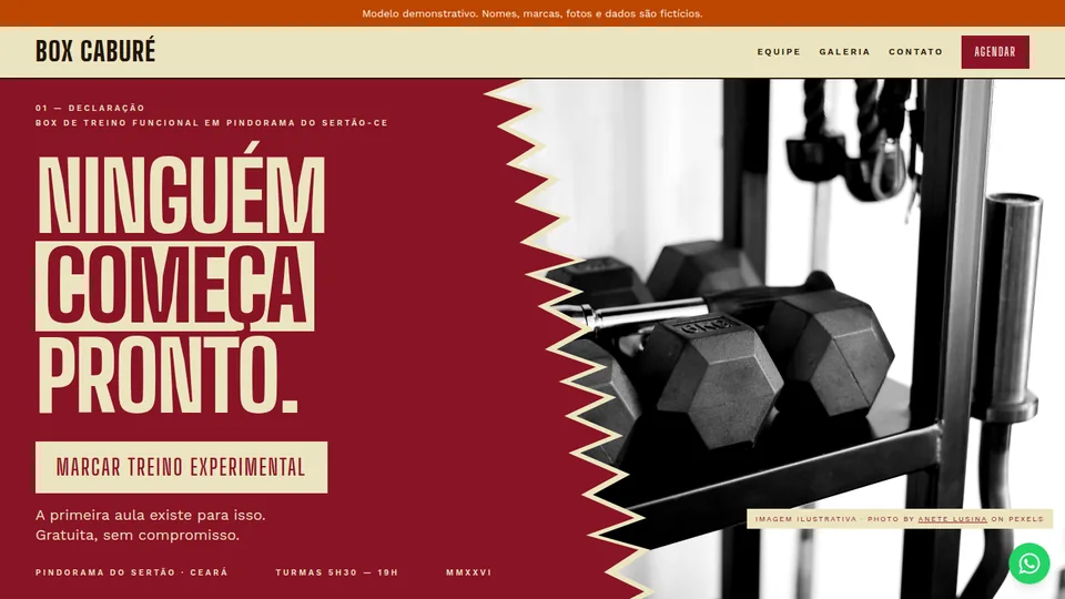 Dobra do modelo Box Caburé: “Ninguém começa pronto.” em condensada de cartaz sobre campo carmim, com a palavra do meio vazada num bloco de papel, e a fotografia em preto e branco de halteres sangrando da direita atrás de uma divisa em folha rasgada