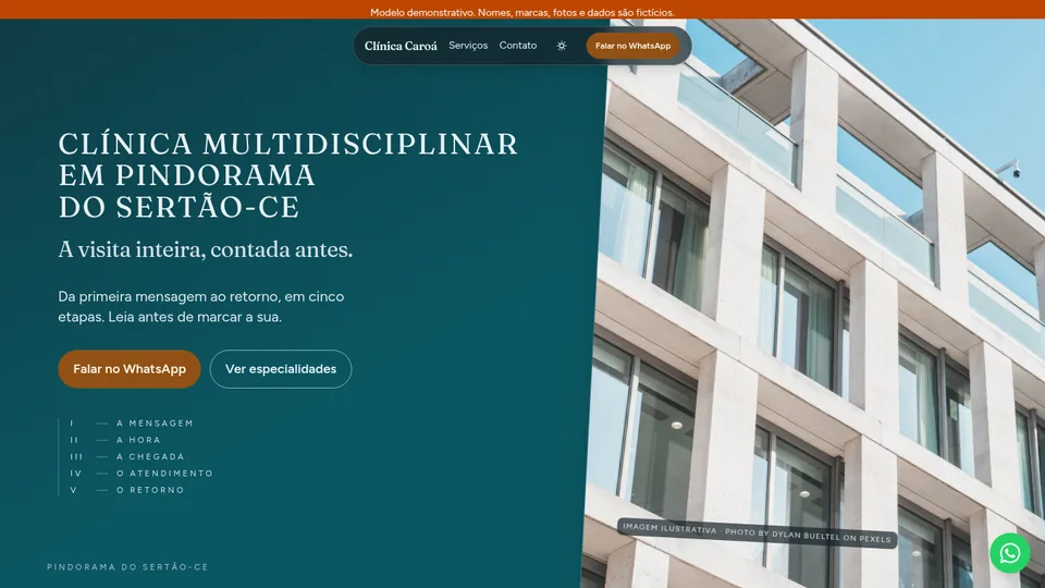 Dobra do modelo Clínica Caroá: “Clínica multidisciplinar em Pindorama do Sertão-CE” em versalete serifada sobre campo petróleo, com um painel de fachada de prédio inclinado na direita