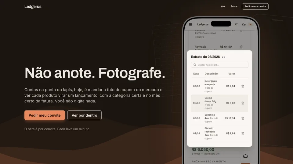 Dobra do Ledgerus: a manchete “Não anote. Fotografe.” e um celular com o extrato do mês