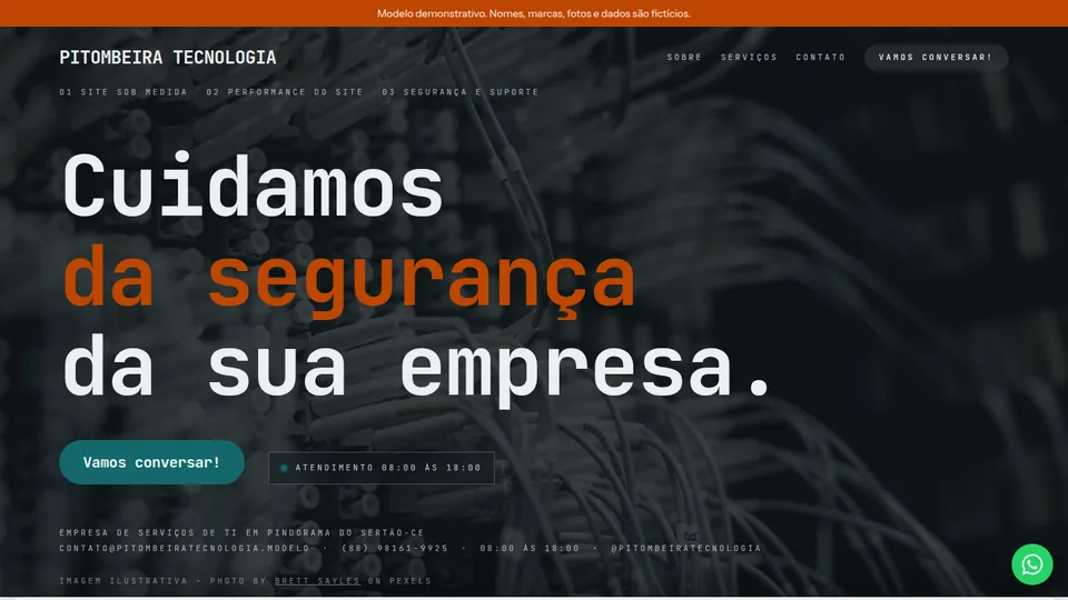 Dobra do modelo Pitombeira Tecnologia: “Cuidamos do site da sua empresa” em mono de display sobre campo grafite, com a expressão do meio em terracota e uma fotografia de cabos de fibra óptica por baixo